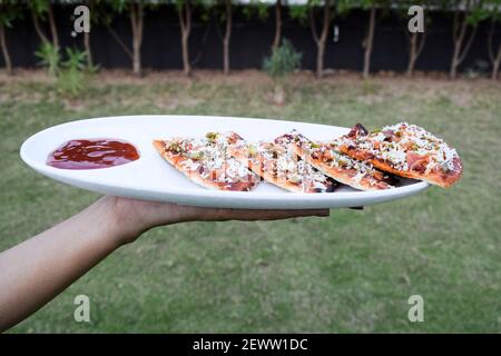 Pizza Farali à base de farine à jeun mangée au cours de la jeûne indienne avec des ingrédients à jeun nappés de fromage. Pizza indienne à base dure. Préparé pendant Banque D'Images