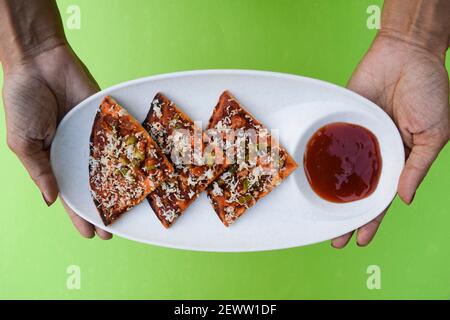 Pizza Farali à base de farine à jeun mangée au cours de la jeûne indienne avec des ingrédients à jeun nappés de fromage. Pizza indienne à base dure. Préparé pendant Banque D'Images