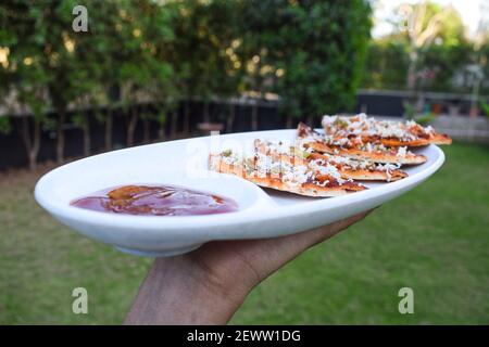 Pizza Farali à base de farine à jeun mangée au cours de la jeûne indienne avec des ingrédients à jeun nappés de fromage. Pizza indienne à base dure. Préparé pendant Banque D'Images