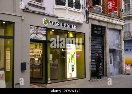 Lille, Nord, France. 3 mars 2021. Lille, une grande ville du nord de la France où le COVID-19 a atteint le niveau d'alerte. Les magasins ferment et les gens rentrent chez eux avant l'heure du couvre-feu à 6 heures. Cette ville sera probablement confinée le week-end prochain. Crédit : Pierre Stevenin/ZUMA Wire/Alay Live News Banque D'Images