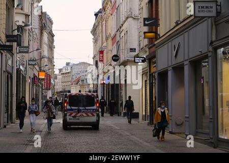 Lille, Nord, France. 3 mars 2021. Lille, une grande ville du nord de la France où le COVID-19 a atteint le niveau d'alerte.les magasins ferment et les gens rentrent chez eux avant le couvre-feu à 6 heures cette ville sera probablement confinée le week-end prochain.les patrouilles de police appliquent le couvre-feu à 6 heures crédit : Pierre Stevenin/ZUMA Wire/Alamy Live News Banque D'Images