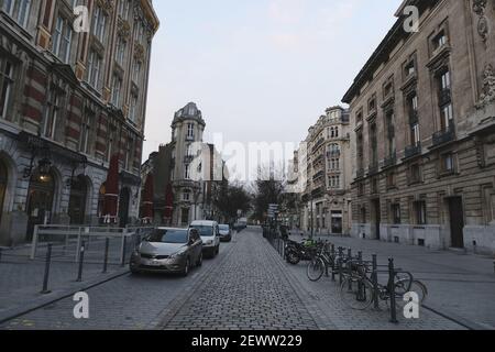 Lille, Nord, France. 3 mars 2021. Lille, une grande ville du nord de la France où le COVID-19 a atteint le niveau d'alerte. Les magasins ferment et les gens rentrent chez eux avant l'heure du couvre-feu à 6 heures. Cette ville sera probablement confinée le week-end prochain. Crédit : Pierre Stevenin/ZUMA Wire/Alay Live News Banque D'Images