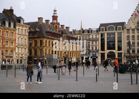 Lille, Nord, France. 3 mars 2021. Lille, une grande ville du nord de la France où le COVID-19 a atteint le niveau d'alerte. Les magasins ferment et les gens rentrent chez eux avant l'heure du couvre-feu à 6 heures. Cette ville sera probablement confinée le week-end prochain. Crédit : Pierre Stevenin/ZUMA Wire/Alay Live News Banque D'Images