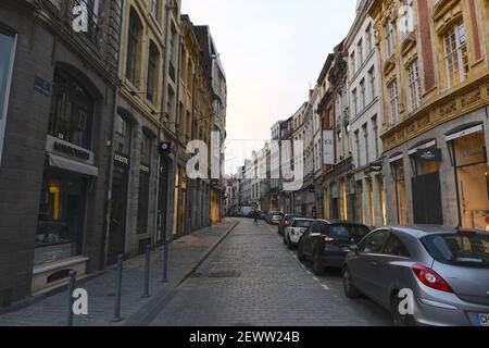 Lille, Nord, France. 3 mars 2021. Lille, une grande ville du nord de la France où le COVID-19 a atteint le niveau d'alerte. Les magasins ferment et les gens rentrent chez eux avant l'heure du couvre-feu à 6 heures. Cette ville sera probablement confinée le week-end prochain. Crédit : Pierre Stevenin/ZUMA Wire/Alay Live News Banque D'Images