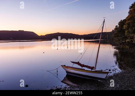 Lever du soleil à Lough Hyne près de Skibbereen, comté de Cork, Irlande. Lough Hyne a été désigné première réserve naturelle marine d'Irlande. Banque D'Images