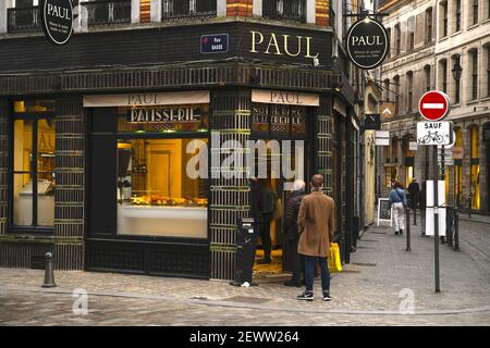 Lille, Nord, France. 3 mars 2021. Lille, une grande ville du nord de la France où le COVID-19 a atteint le niveau d'alerte. Les magasins ferment et les gens rentrent chez eux avant l'heure du couvre-feu à 6 heures. Cette ville sera probablement confinée le week-end prochain. Crédit : Pierre Stevenin/ZUMA Wire/Alay Live News Banque D'Images