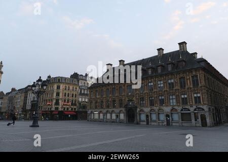 Lille, Nord, France. 3 mars 2021. Lille, une grande ville du nord de la France où le COVID-19 a atteint le niveau d'alerte. Les magasins ferment et les gens rentrent chez eux avant l'heure du couvre-feu à 6 heures. Cette ville sera probablement confinée le week-end prochain. Crédit : Pierre Stevenin/ZUMA Wire/Alay Live News Banque D'Images