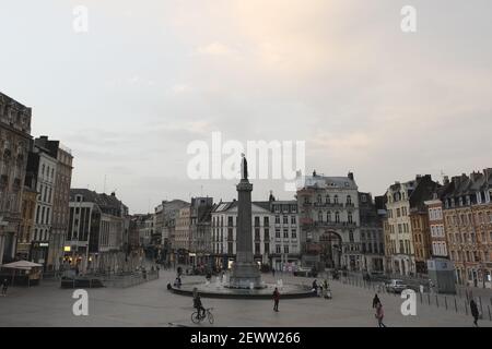 Lille, Nord, France. 3 mars 2021. Lille, une grande ville du nord de la France où le COVID-19 a atteint le niveau d'alerte. Les magasins ferment et les gens rentrent chez eux avant l'heure du couvre-feu à 6 heures. Cette ville sera probablement confinée le week-end prochain. Crédit : Pierre Stevenin/ZUMA Wire/Alay Live News Banque D'Images