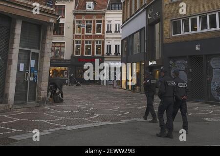 Lille, Nord, France. 3 mars 2021. Lille, une grande ville du nord de la France où le COVID-19 a atteint le niveau d'alerte.les magasins ferment et les gens rentrent chez eux avant le couvre-feu à 6 heures cette ville sera probablement confinée le week-end prochain.les patrouilles de police appliquent le couvre-feu à 6 heures crédit : Pierre Stevenin/ZUMA Wire/Alamy Live News Banque D'Images