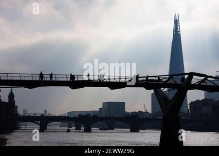 Millennium Bridge et la Tamise à Londres Banque D'Images