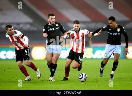 John Fleck (à gauche) et Oliver Norwood (deuxième à droite) de Sheffield United se battent pour le ballon avec Jacob Ramsey (à droite) de la Villa Aston et John McGinn lors du match de la Premier League à Bramal Lane, Sheffield. Date de la photo: Mercredi 3 mars 2021. Banque D'Images