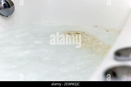 Détergent désinfectant pour les systèmes de tuyauterie de bain à remous en action. Banque D'Images