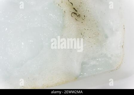 Détergent désinfectant pour les systèmes de tuyauterie de bain à remous en action. Banque D'Images