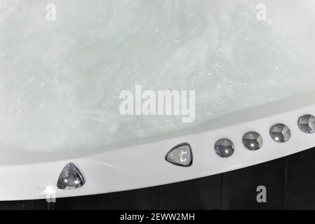 Détergent désinfectant pour les systèmes de tuyauterie de bain à remous en action. Banque D'Images