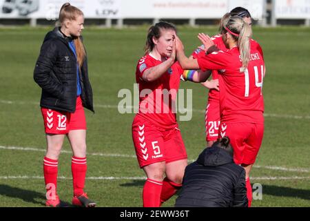 Dartford, Royaume-Uni. 28 février 2021. Durham Sarah Robson et /d14 élevé cinq l'un l'autre après qu'il y a victoire pendant le match de championnat FA Womens entre les Lionesses de Londres et Durham crédit: SPP Sport Press photo. /Alamy Live News Banque D'Images