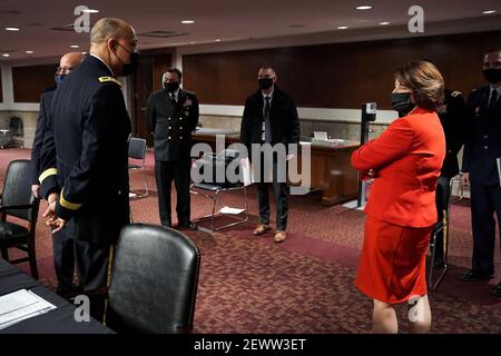 Le général de division William Walker, commandant général de la Garde nationale du District de Columbia, s'adresse à la sénatrice des États-Unis Amy Klobuchar (démocrate du Minnesota), présidente du Comité du Règlement et de l'administrationdu Sénat américain après une audience conjointe du Sénat sur la sécurité intérieure et les affaires gouvernementales et le Règlement et l'administration du Sénat le mercredi 3 mars, 2021 pour discuter de l'attaque du 6 janvier contre le Capitole des États-Unis.Credit: Greg Nash/Pool via CNP | utilisation dans le monde entier Banque D'Images