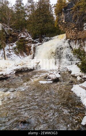 Aire de conservation des Saubles gris Escarpement du Niagara Owen Sound Ontario Canada Avec Jones & Inglis Falls en hiver Banque D'Images