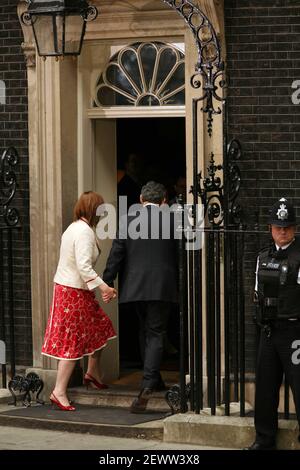 Gordon Brown arrive dans Downing Street le premier jour en tant que nouveau Premier ministre britannique... pic David Sandison Banque D'Images