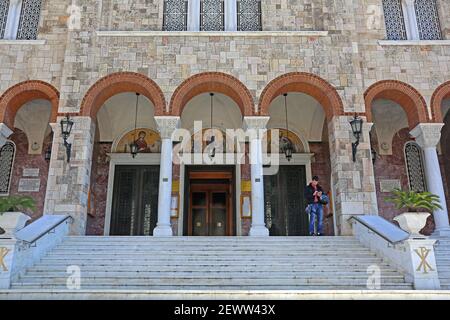 Pirée, Grèce - 04 mai 2015 : escalier vers la Sainte Église chrétienne orthodoxe d'Agia Triada au Pirée, Grèce. Banque D'Images