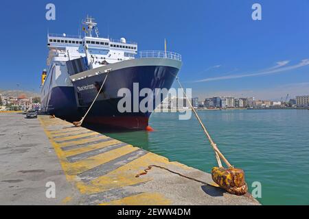 Pirée, Grèce - 04 mai 2015 : le traversier Blue Horizon amarré dans le plus grand port commercial grec du Pirée, Grèce. Banque D'Images