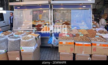 Athènes, Grèce - 05 mai 2015 : noix et fruits secs en vrac sur le marché agricole d'Athènes, Grèce. Banque D'Images