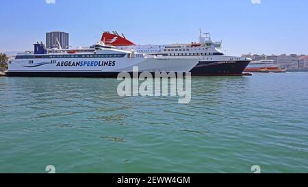 Pirée, Grèce - 04 mai 2015 : navires et ferryboats amarrés dans le plus grand port commercial grec du Pirée, Grèce. Banque D'Images