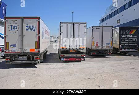 Pirée, Grèce - 04 mai 2015 : camions de transport et remorques de fret en attente au port du Pirée, Grèce. Banque D'Images