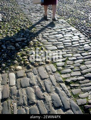 Des tarets et des pavés qui marquent une route de marche dans une rue arrière de Rye, dans l'est du Sussex. Banque D'Images