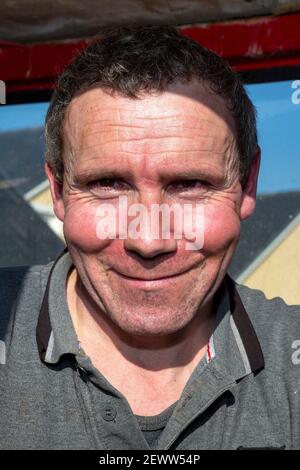 Agriculteur irlandais de race masculine dans le tracteur rouge Massey Ferguson 35X, comté de Kerry, Irlande Banque D'Images