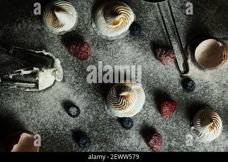 Ponte plate de meringue, de baies d'œufs et de sucre en poudre Banque D'Images