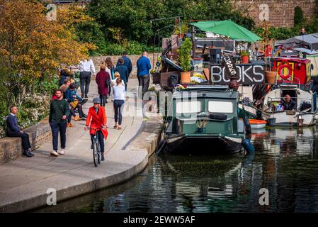 London BookBarge Regents Canal. La librairie flottante « Word on the Water » sur le Regents Canal Towpath de Londres, près de la gare de Kings Cross. Banque D'Images