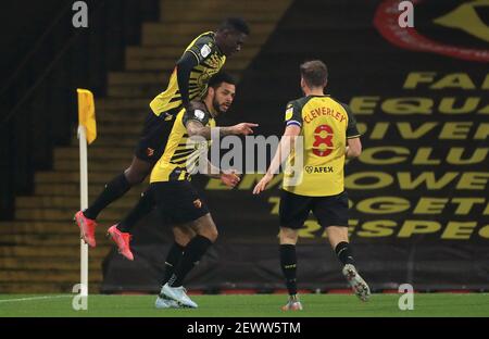 Andre Grey de Watford (au centre) célèbre avec ses coéquipiers Ismala Sarr (à gauche) et Tom Cleverley après avoir marquant le deuxième but de leur match lors du championnat Sky Bet à Vicarage Road, Watford. Date de la photo: Mercredi 3 mars 2021. Banque D'Images