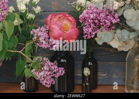 Printemps élégant composition de bouquet frais sur bois rustique, floral encore vie. Belle grande pivoine rose, lilas, eucalyptus, roses blanches fleurs sur le noir W Banque D'Images