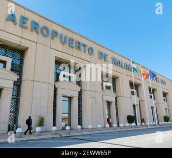 Un homme marche en face d'un terminal de l'aéroport de Malaga sous un ciel bleu, Costa del sol, Espagne Banque D'Images