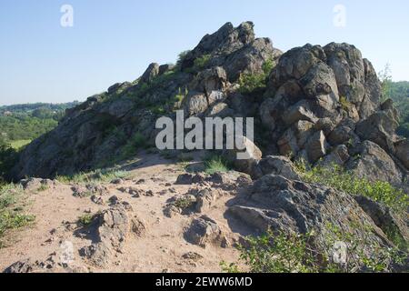 Pierres coupantes. Rochers pointus au sommet d'une colline dans la région de Nikolaev en Ukraine, lors d'une journée d'été. Ciel bleu sans nuages au-dessus d'un sommet de montagne. Banque D'Images