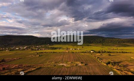 Une vue aérienne d'un paysage majestueux et spectaculaire sur l'agriculture cultivée terres agricoles près d'un petit village Banque D'Images