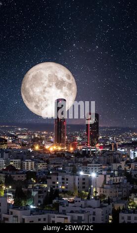 Pleine lune au-dessus des bâtiments modernes dans le nouveau centre-ville de Amman Banque D'Images