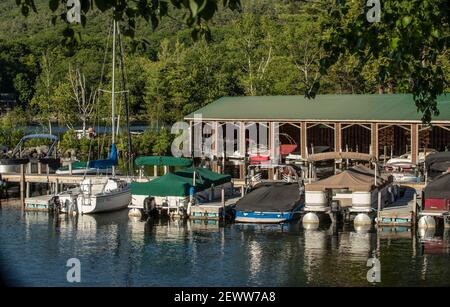 Cette petite marina est située à l'extrémité sud du lac. Il se trouve à côté de la gare de Newbury à Newbury. Banque D'Images