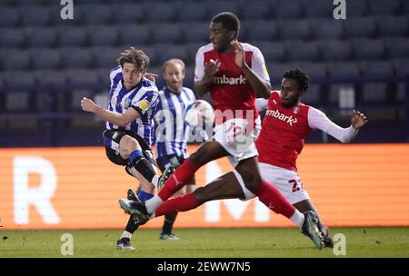 Adam Reach de Sheffield Wednesday (à gauche) a tiré sur le but lors du match du championnat Sky Bet à Hillsborough, Sheffield. Date de la photo: Mercredi 3 mars 2021. Banque D'Images