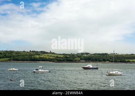 Bateaux amarrés et yachts dans la rivière Blackwater sur la baie de Youghal et port à Youghal, comté de Cork, Irlande Banque D'Images