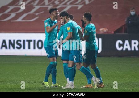 Le Junior Stanislas de Bournemouth (R) célèbre avec ses coéquipiers après que sa croix a été au large du gardien de but de la ville de Bristol Daniel Bentley, pour son propre but et le premier but du match de Bournemouth. EFL Skybet Championship Match, Bristol City contre AFC Bournemouth au stade Ashton Gate à Bristol, Avon, le mercredi 3 mars 2021. Cette image ne peut être utilisée qu'à des fins éditoriales. Utilisation éditoriale uniquement, licence requise pour une utilisation commerciale. Aucune utilisation dans les Paris, les jeux ou les publications d'un seul club/ligue/joueur. photo de Lewis Mitchell/Andrew Orchard sports photographie/Alamy Live news Banque D'Images