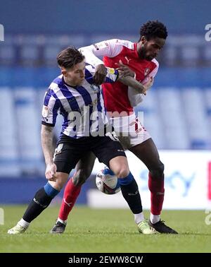 Josh Windass (à gauche) de Sheffield Wednesday et Matthew Olosunde de Rotherham United se battent pour le ballon lors du match du championnat Sky Bet à Hillsborough, Sheffield. Date de la photo: Mercredi 3 mars 2021. Banque D'Images