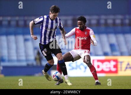 Josh Windass (à gauche) de Sheffield Wednesday et Matthew Olosunde de Rotherham United se battent pour le ballon lors du match du championnat Sky Bet à Hillsborough, Sheffield. Date de la photo: Mercredi 3 mars 2021. Banque D'Images