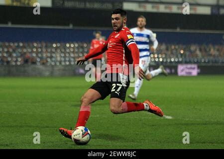 Londres, Royaume-Uni. 03ème mars 2021. Alex Mowatt de Barnsley prend une photo à l'objectif. EFL Skybet Championship Match, Queens Park Rangers et Barnsley au Kiyan Prince Foundation Stadium, Loftus Road à Londres, le mercredi 3 mars 2021. Cette image ne peut être utilisée qu'à des fins éditoriales. Utilisation éditoriale uniquement, licence requise pour une utilisation commerciale. Aucune utilisation dans les Paris, les jeux ou les publications d'un seul club/ligue/joueur. photo par Steffan Bowen/Andrew Orchard sports photographie/Alay Live news crédit: Andrew Orchard sports photographie/Alay Live News Banque D'Images