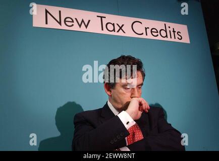 GORDON BROWN ANNONCE DE NOUVEAUX CRÉDITS D'IMPÔT. 16/9/02 PILSTON Banque D'Images