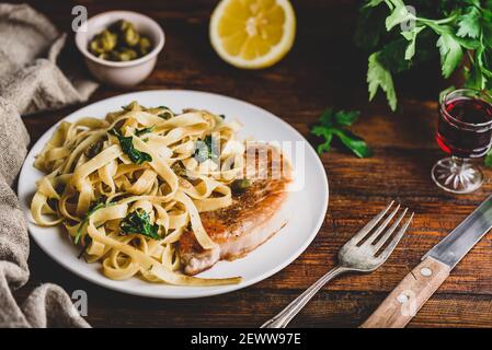 Hacher le steak de porc et les pâtes avec câpres et zeste de citron Banque D'Images