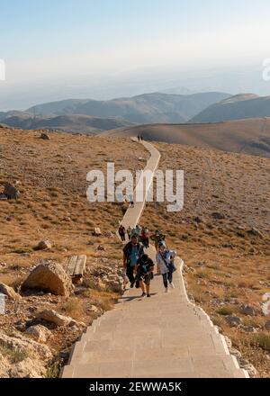 Kahta, Adiyaman, Turquie - septembre 14 2020: Le sentier que les touristes marchent pour monter la montagne Nemrut Banque D'Images