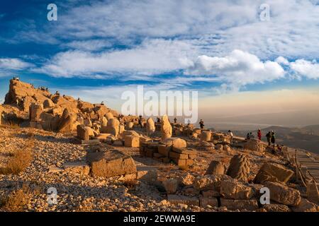 Kahta, Adiyaman, Turquie - septembre 14 2020 : ruines de la statue de Commagene au sommet de la montagne Nemrut. Banque D'Images