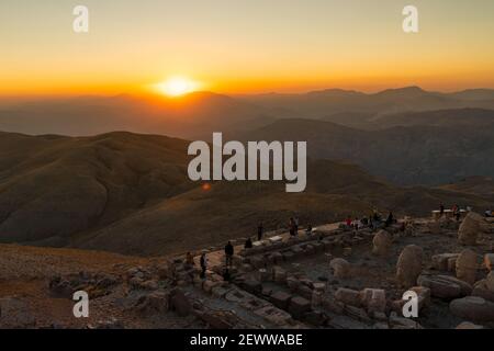 Kahta, Adiyaman, Turquie - septembre 14 2020 : ruines de la statue de Commagene au sommet de la montagne Nemrut. Banque D'Images