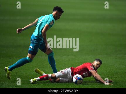 Nahki Wells (à droite) de Bristol City et Lloyd Kelly de l'AFC Bournemouth se battent pour le ballon lors du match du championnat Sky Bet Ashton Gate, Bristol. Date de la photo: Mercredi 3 mars 2021. Banque D'Images